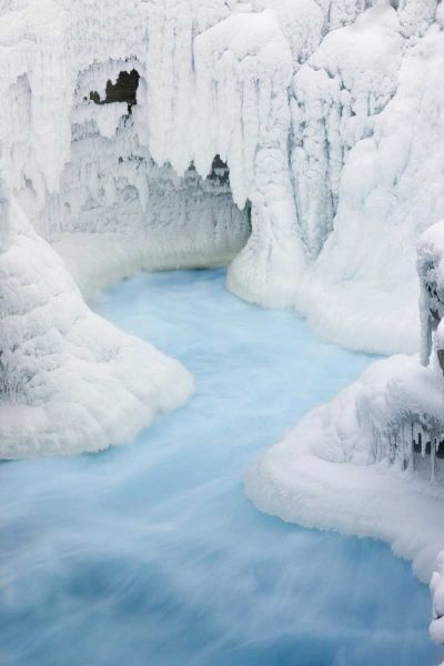 Canada, Jasper NP Athabasca River through ice